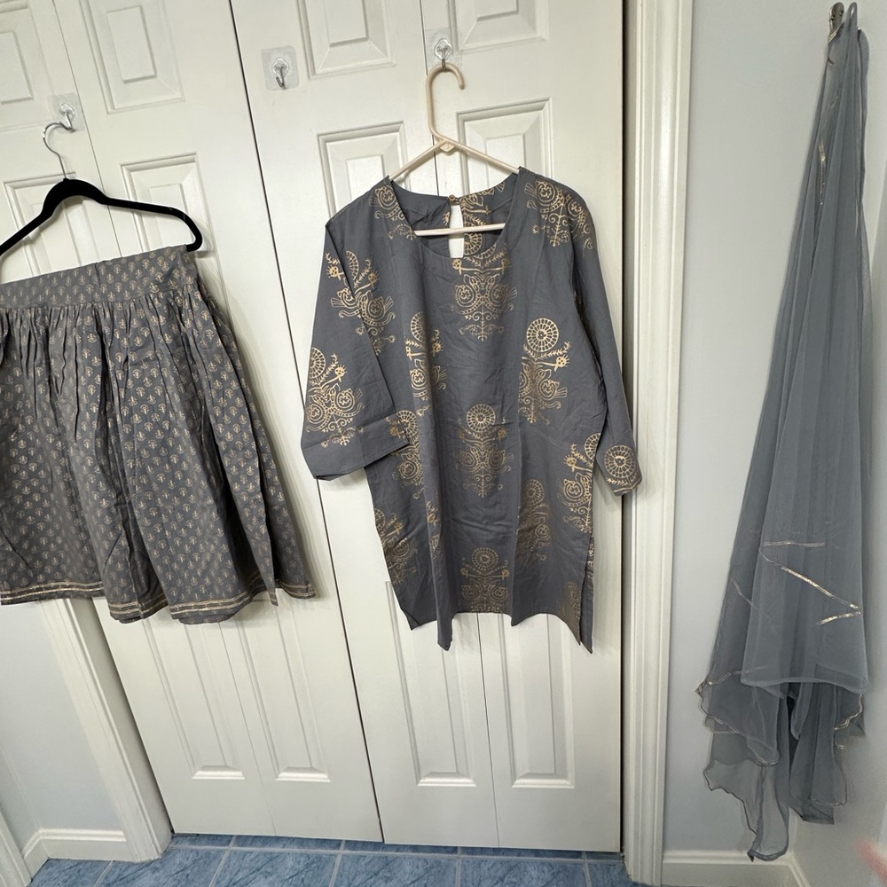 SALE‼️Gray and Gold Patterned Gharara and Kameez set in size 25” in pure Cotton. - Picture 3 of 16